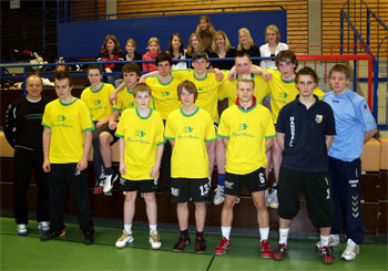 Jungenteam Handball mit Betreuern und Fans