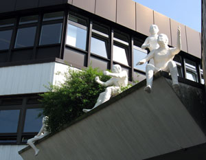 Skulpturen über dem Eingang des Gymnasiums