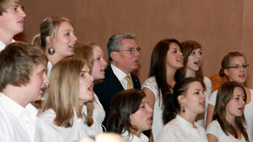 a-cappella-Gruppe mit Joachim Gauck